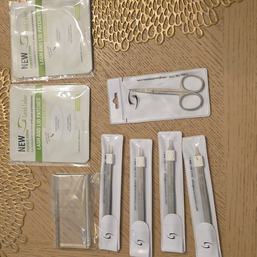Lavish Lashes Hard Case Essentials Kit (Read Description) - Picture 5 of 8